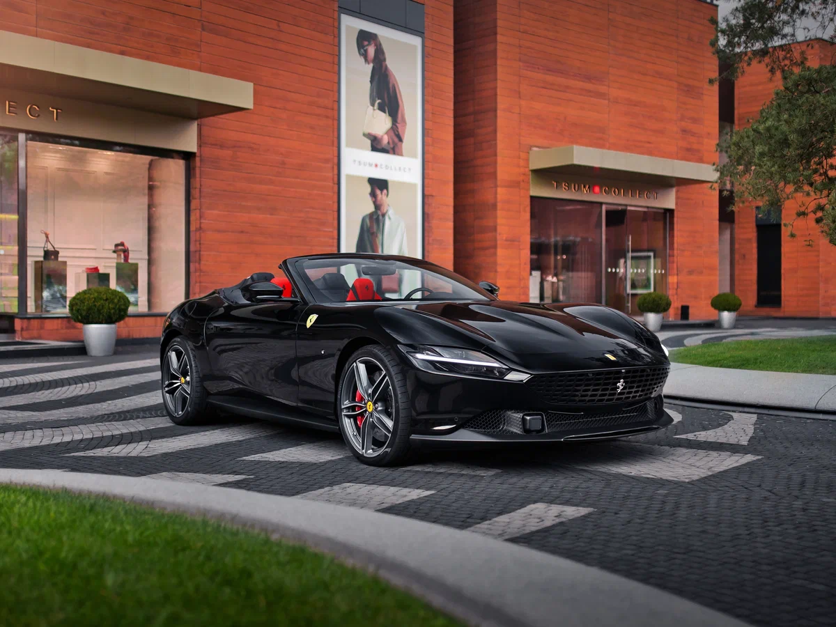 Ferrari Roma Spider langs de Côte d'Azur
